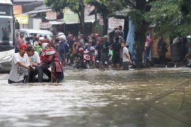 Penyedia Jasa Gerobak Kais Rezeki Saat Banjir