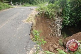 Longsor di Desa Peninjauan OKU belum diperbaiki 