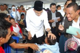 Gubernur NTB TGH M Zainul Majdi meninjau penumpang korban KMP Munawar Ferry tenggelam Page 1 Small