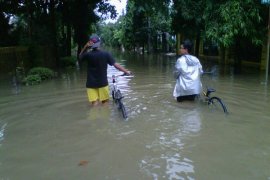 Bantaran Kali Bekasi tergenang air kiriman Bogor