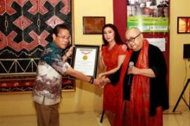 Indocement dedikasikan batik-tenun lambang kebesaran budaya
