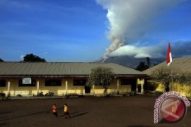 Pengungsi Sinabung sudah terima bantuan Presiden Page 1 Small