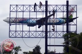 Satpol PP Bongkar Papan Iklan Tak Berizin 