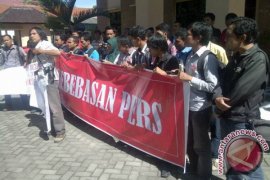 Wartawan NTB gelar aksi solidaritas di PN Mataram