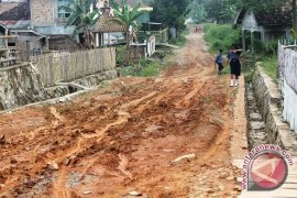 Jalan di perumahan Sriwijaya rusak parah