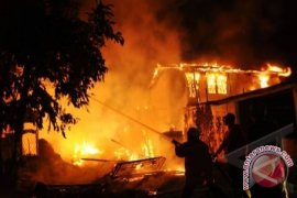 Diduga Akibat Puntung Rokok Dua Rumah Terbakar