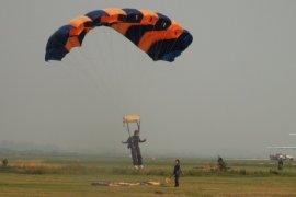 Sembilan Prajurit Wanita TNI-AU Latihan Terjun Payung