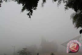 Kabut asap selimuti Sumbar kian pekat