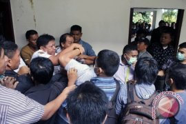 Dokter dan mahasiswa FK Unsrat dipukuli satpam 