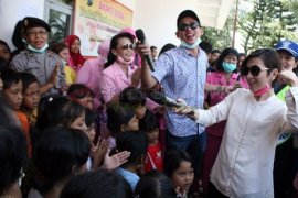Artis Hibur Pengungsi Gunung Kelud 