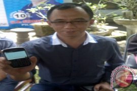 Caleg DPR Dapil NTB dari Partai Demokrat tunjukkan SMS menyesatkan   Page 1 Small