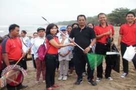 Alfamart Turut Serta Selamatkan Pantai Kuta 