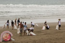 Masyarakat- ASN Bali lakukan bersih-bersih sampah di Pantai Klotok-Biaung