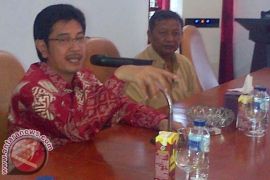 Ketua DPRD Sulbar Sumbang Pupuk Petani Sampaga 