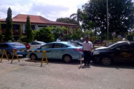 Pengemudi Taksi Batam Tahan Mobil Blue Bird
