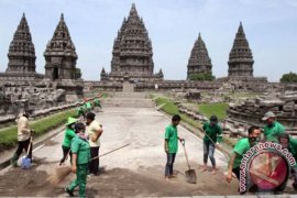 Pembersihan Candi Prambanan