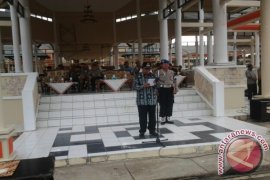 PIMPIN APEL PENYERAHAN LINMAS