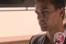 Theo James lakukan adegan berkelahi tanpa pemeran pengganti