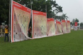 Petugas KPU Menaikan Baliho Page 2 Small