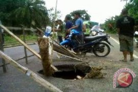 Awas Jalintim Sumatera Palembang-Betung ambrol 