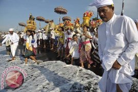 Pantai Kuta Dipadati Umat Hindu