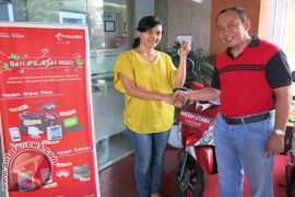 Telkomsel Serahkan Apresiasi Program Bali Flasholic