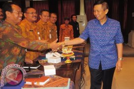 Gubernur Bali Kunjungi Warga Kurang Mampu Karangasem