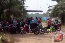 Warga Mega Timur Blokir Jalan ke Perusahaan Sawit