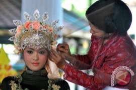 Perempuan Kotim Antusias Belajar Tata Rias Pengantin