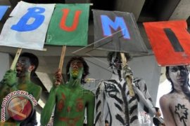 Mahasiswa Peringati Hari Bumi dengan Bagi Bibit