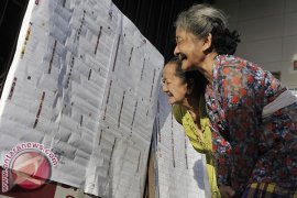 Masyarakat Bali "Kompak" Berpakaian Adat Datangi TPS