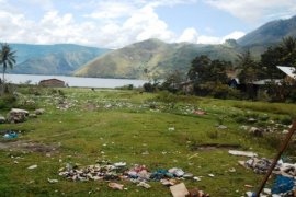 Sampah di Tepi Danau Toba