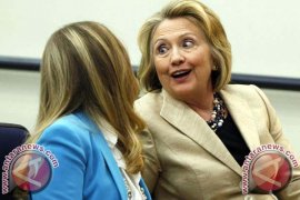 Hillary Clinton Dilempar Sepatu