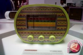  IKM Bandung Produksi Radio Transistor Etnik "Panasonic"