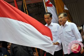 Jokowi-JK Cium Bendera Usai Deklarasi