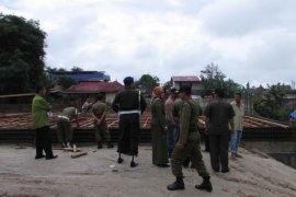 Tim UKL Padang Panjang Tertibkan Bangunan Liar