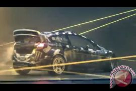 Titanium Strong Blockout, empat pebalap lawan cahaya