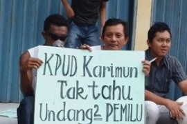 Pengunjukrasa Tuntut Komisioner KPU Karimun Mundur