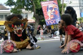 Sukarelawan Jokowi Galang Dukungan dengan Parade "Ngelawang"