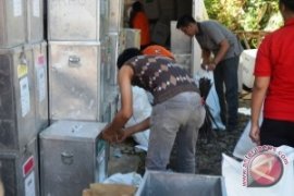 KPU Bangka Barat Bongkar Kotak Suara