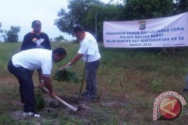 Polres Bangka Barat Tanam Ketapang di Mercusuar Tanjung Kalian