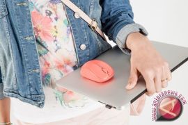  Mouse Logitech M235 Yang Warna-Warni