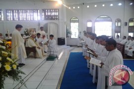 Uskup Manado tahbiskan 10 diakon baru