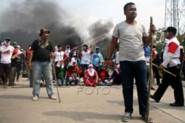 Akses kawasan industri Karawang lumpuh beberapa jam