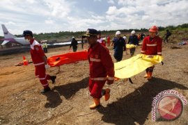 EVAKUASI KORBAN PESAWAT JATUH