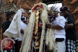 Umat Hindu Kesurupan Saat Ikuti Tradisi "Ngerebong"