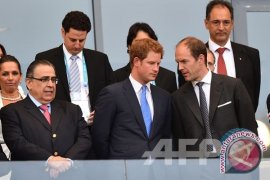  Pangeran Harry Bercanda Dengan Anak-Anak Di Chile
