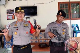 Warga Serahkan Senjata Api
