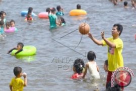 Lebaran 2016 - Meskipun Musim Ombak Pantai Lahilote Ramai Pengunjung