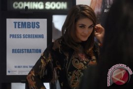 Luna Maya Hadiri Penayangan Film Tembus
